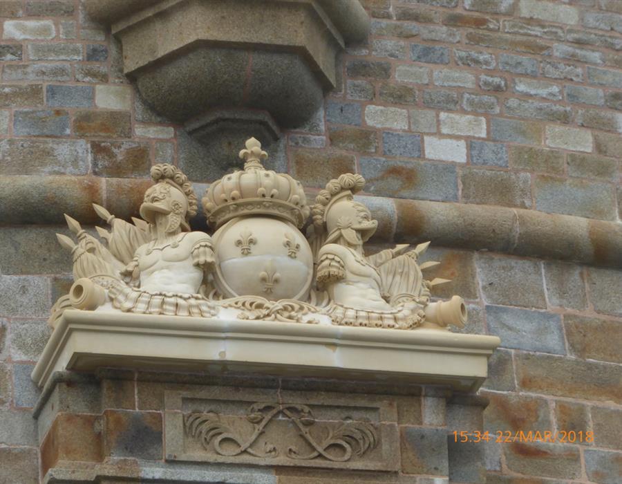 Pierre sculptée, entrée du Fort de La Conchée - Groupe Villemain
