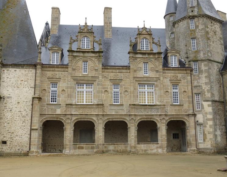 6- La château de Mézangers  - Groupe Villemain