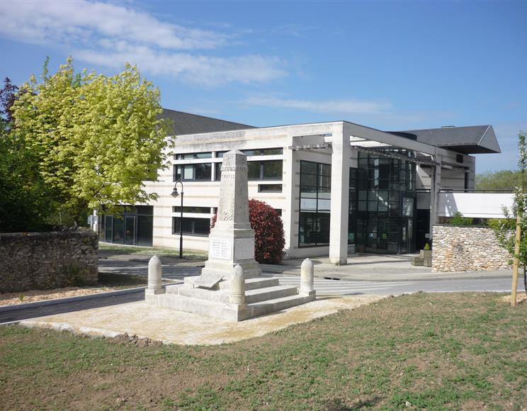 19- Monument aux Morts à Truyes - Groupe Villemain